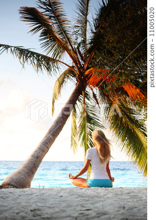 yoga woman under palm 11005020