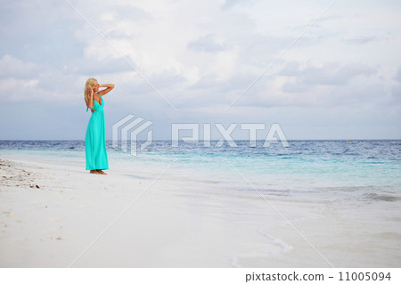 woman on the ocean coast 11005094