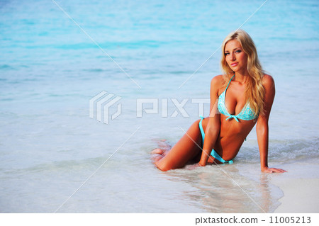 woman on the sand the ocean coast woman on the sand the ocean coast 11005213