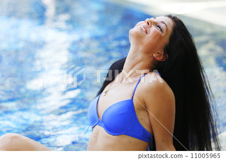 Woman portrait near pool 11005965