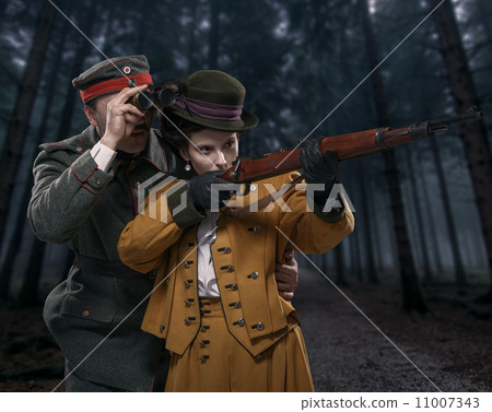 圖庫照片: a german soldier with the lady on the hunt in the