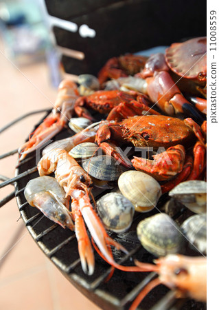 crabs shrimps on charcoal grill crabs shrimps on charcoal grill 11008559
