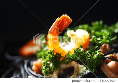 Black spaghetti with seafood Black spaghetti with seafood 11009198