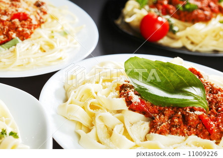 Spaghetti bolognese with basil Spaghetti bolognese with basil 11009226