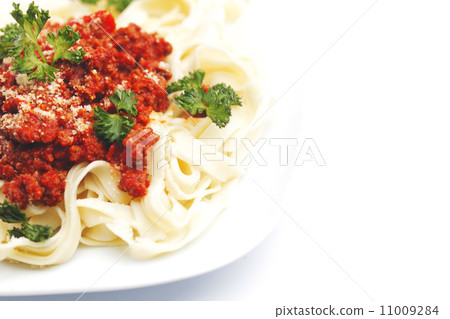Spaghetti bolognese on white plate Spaghetti bolognese on white plate 11009284