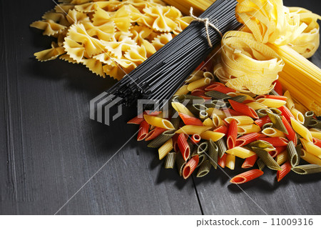 Variety of types and shapes of Italian pasta 11009316