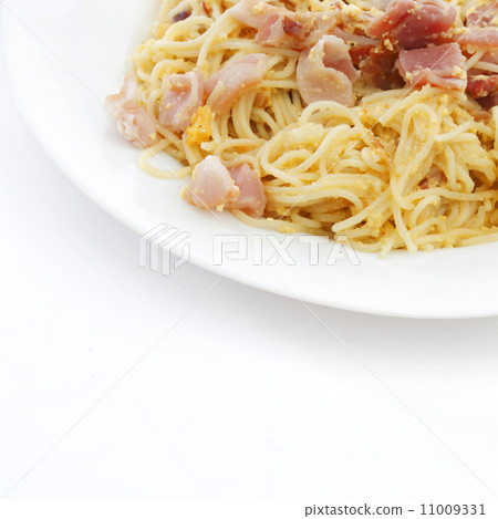 Spaghetti carbonara with fried bacon 11009331