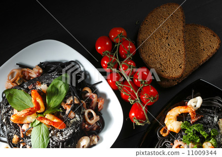 Black spaghetti with seafood 11009344