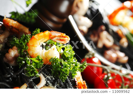 Black spaghetti with seafood 11009562