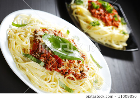 Spaghetti bolognese with basil Spaghetti bolognese with basil 11009856