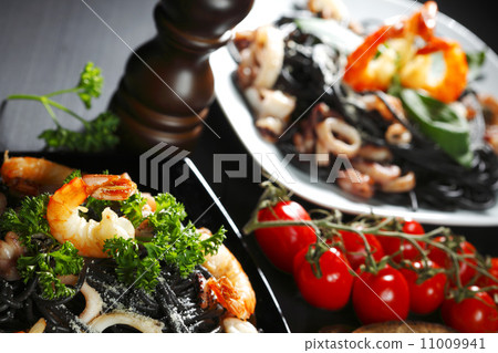 Black spaghetti with seafood Black spaghetti with seafood 11009941