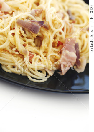 Spaghetti carbonara with fried bacon Spaghetti carbonara with fried bacon 11010125