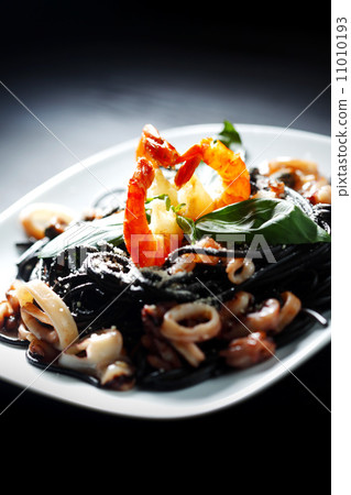 Black spaghetti with seafood 11010193