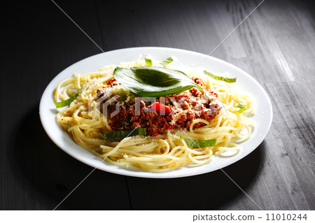 Spaghetti bolognese with basil Spaghetti bolognese with basil 11010244