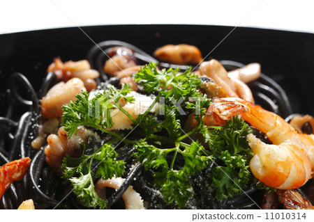 Black spaghetti with seafood 11010314
