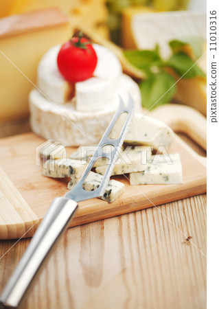 cheese with a cheese knife 11010316