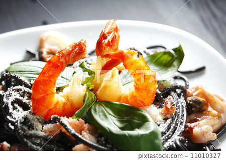 Black spaghetti with seafood 11010327