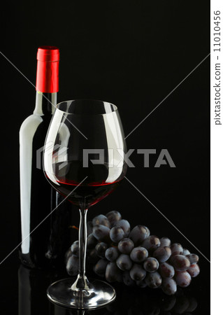 bottle with red wine and glass and grapes 11010456