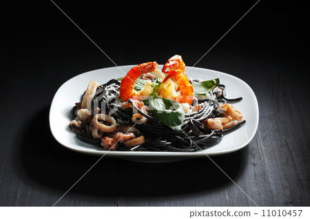 Black spaghetti with seafood 11010457