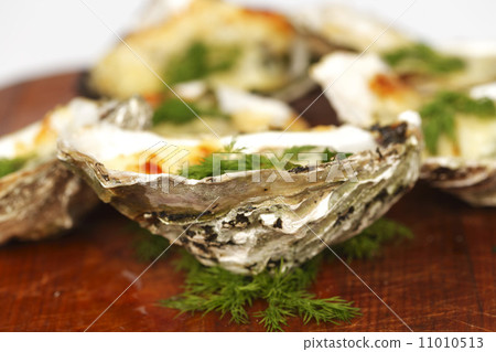 Oysters under cheese and dill 11010513