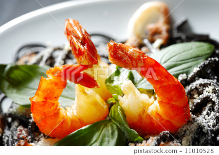 Black spaghetti with seafood 11010528