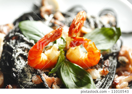 Black spaghetti with seafood 11010543