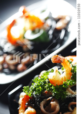 Black spaghetti with seafood 11010550