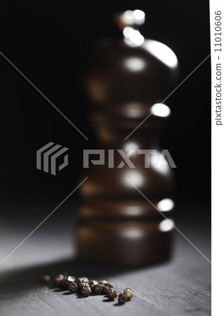 Wooden peppermill with peppercorns 11010606