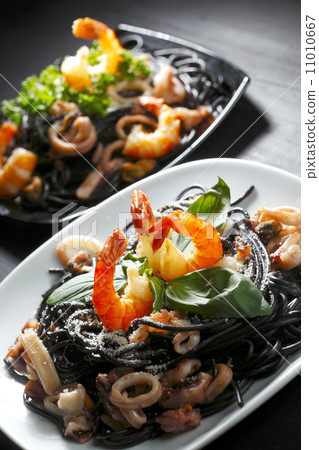 Black spaghetti with seafood 11010667