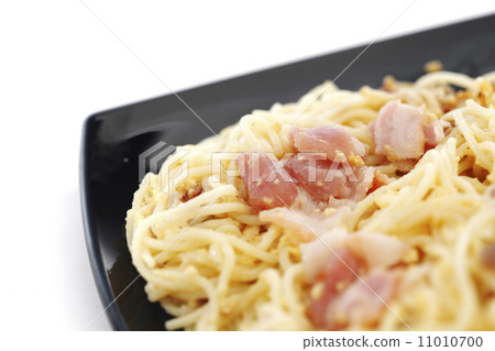 Spaghetti carbonara with fried bacon 11010700