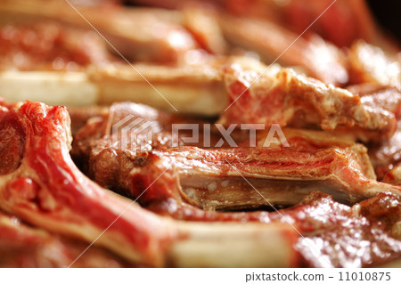 Roasted ribs on pan 11010875