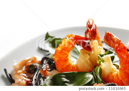 Black spaghetti with seafood 11010965