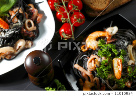 Black spaghetti with seafood 11010984