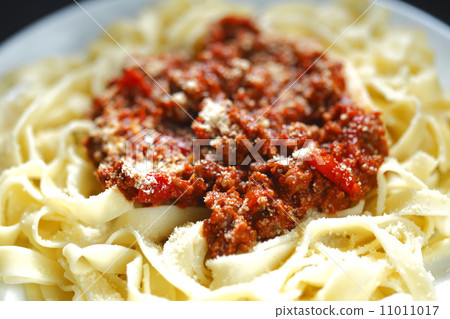 Spaghetti bolognese with parmesan cheese 11011017