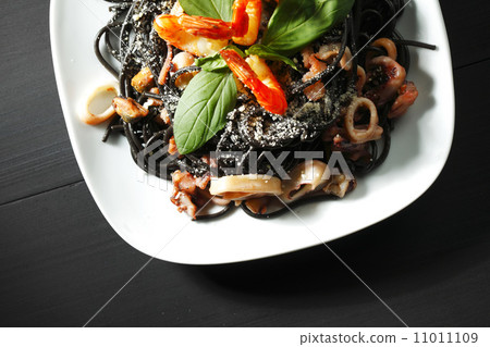 Black spaghetti with seafood 11011109
