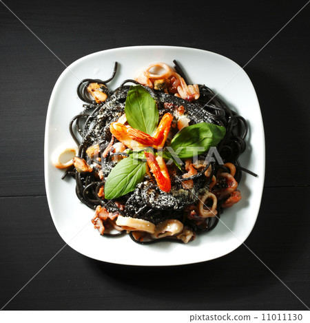 Black spaghetti with seafood 11011130