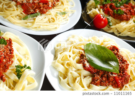 Spaghetti bolognese with basil 11011165