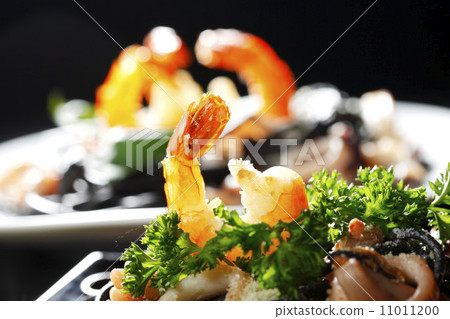 Black spaghetti with seafood 11011200