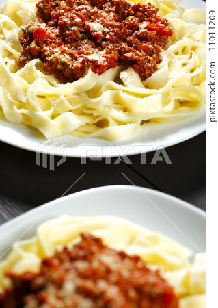 Spaghetti bolognese with parmesan cheese 11011209