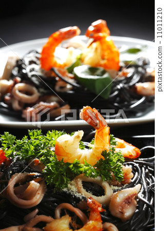 Black spaghetti with seafood 11011210