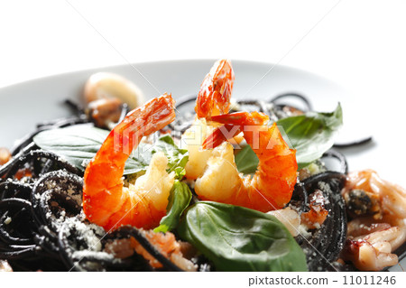 Black spaghetti with seafood 11011246