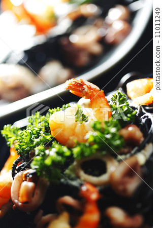Black spaghetti with seafood 11011249