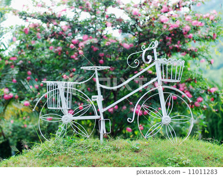 Wrought iron bicycle  in garden 11011283