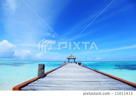 resort maldivian houses in blue sea 11011413