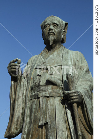 Mukozaki Tokugawa public statue: stand at Huangmen statue plaza (around the west side of the lake Chiba). Ideal for Mito Komon special feature. "No person" 11012075