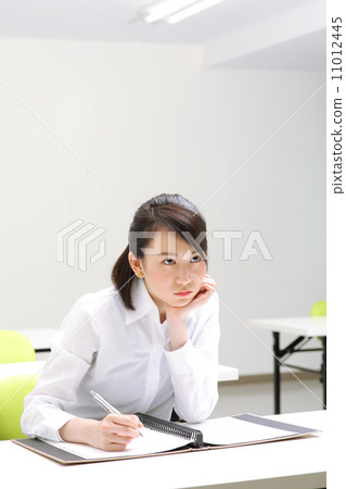 Women in the seminar room 11012445