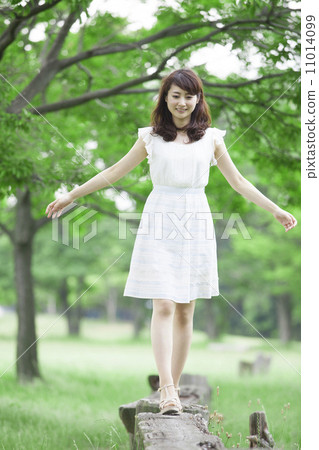 Women playing with playthings 11014099