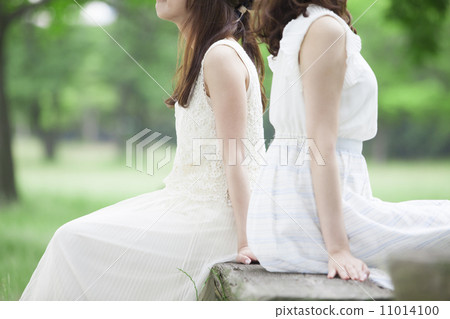 一件女人坐在板凳上 一件女人坐在板凳上 11014100