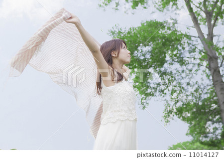 A woman sneaking a stole A woman sneaking a stole 11014127