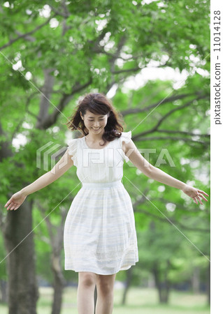 Women playing with playthings 11014128